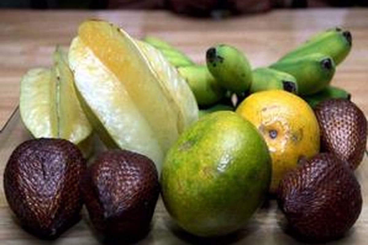 Variasikan konsumsi buah setipa hari, jenis dan warnanya, minimall 5 porsi hingga maksimal 10 porsi buah per hari.