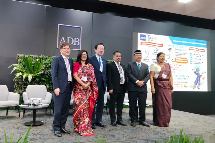 Rektor Universitas Terbuka (UT) Ojat Darojat menghadiri 10th Asian Development Bank (ADB) International Skills Forum, Manila, Philippines bertema ?A New Era of Digitized and Climate-Resilient Human and Social Development? di ADB Headquarters, Manila, Filipina pada 17-19 Oktober 2023. 
