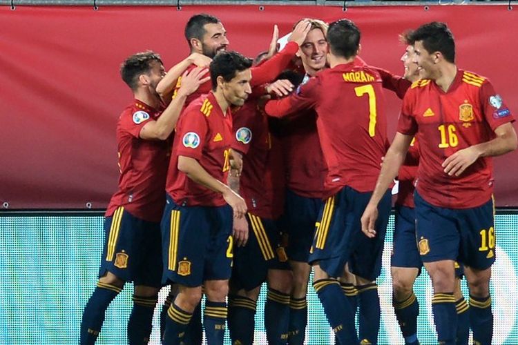 Pau Torres (tengah) merayakan gol bersama rekan-rekannya pada pertandingan Spanyol vs Malta dalam lanjutan kualifikasi Euro 2020 di Stadion Ramon de Carranza, Cadiz, 15 November 2019. 