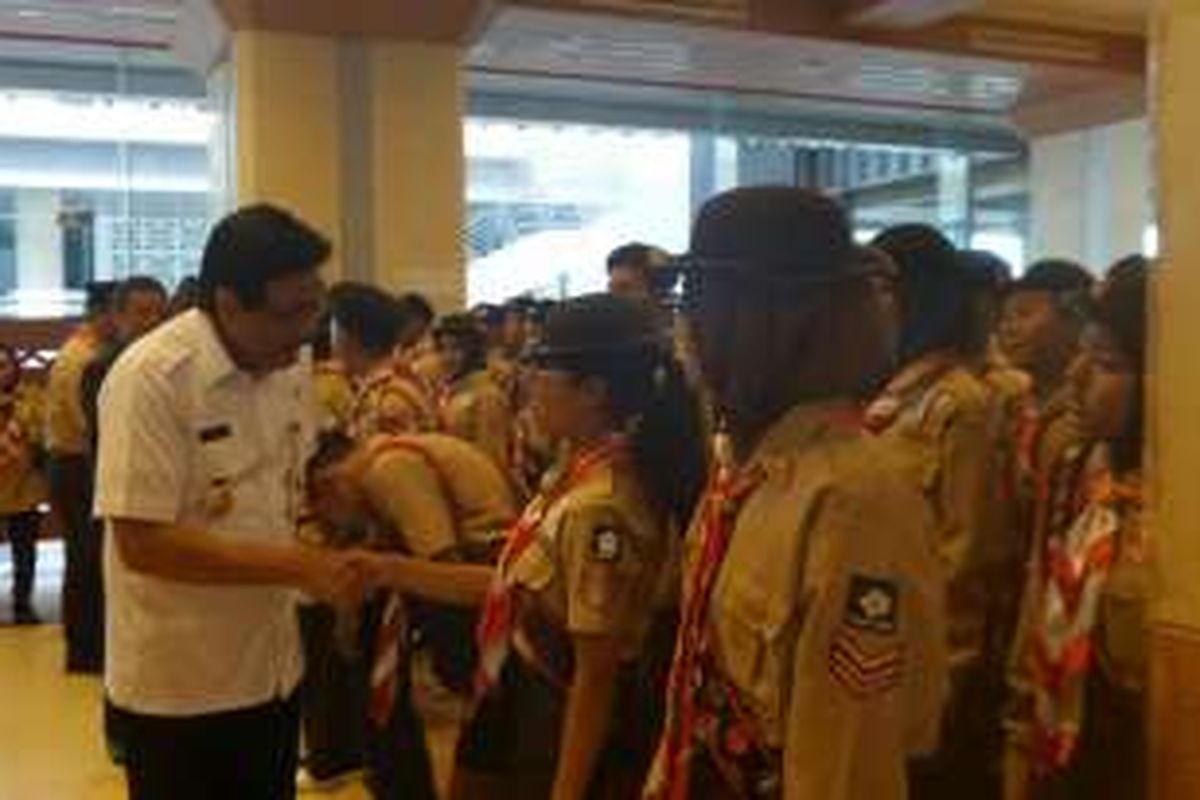 Wakil Gubernur DKI Jakarta Djarot Saiful Hidayat bersalaman dengan anggota kontinyen Pramuka DKI Jakarta di Balai Kota DKI Jakarta, Jalan Medan Merdeka Selatan, Rabu (10/8/2016). 