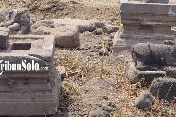 Batuan yang ditemukan saat pembuatan sirkuit di Manisrenggo, Klaten. 
