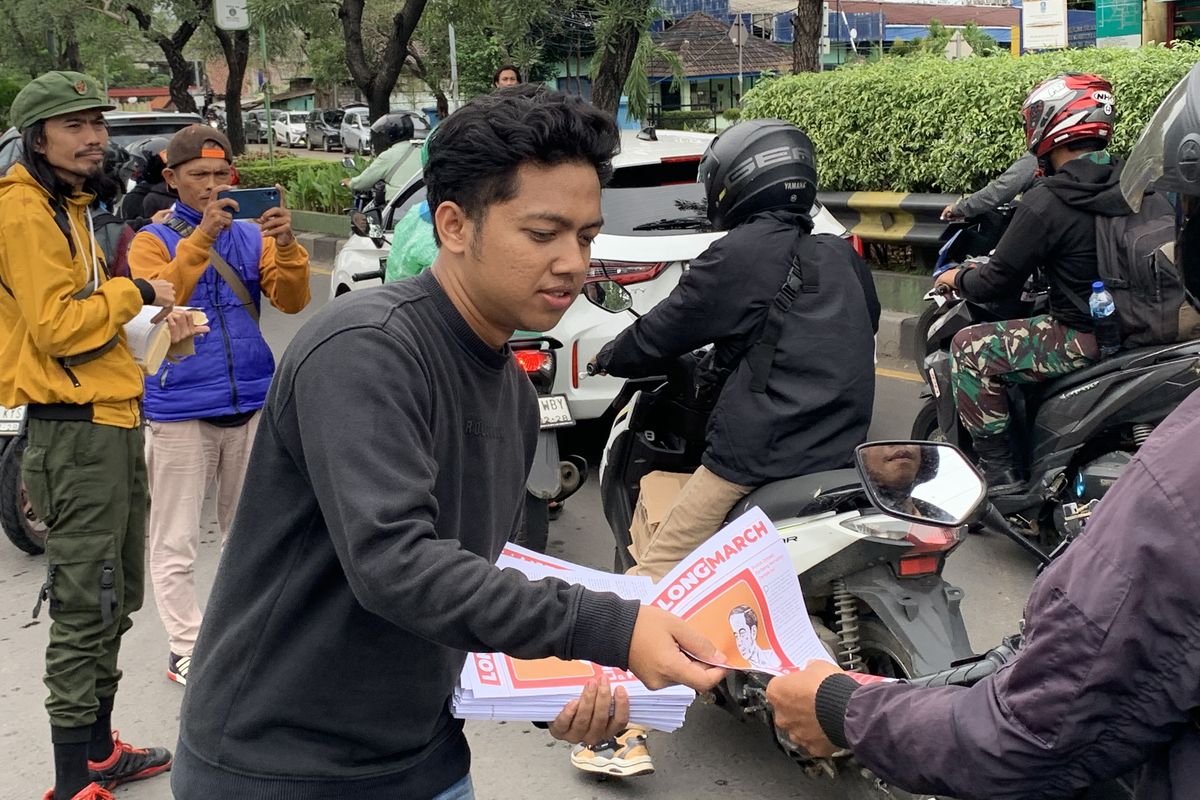 Aliansi Mahasiswa Bekasi-Karawang (Bakar) membagikan selebaran kertas yang berisikan Lima Dosa Politik Jokowi saat menggelar demo di Jalan Cut Mutia, Bekasi Timur, Kota Bekasi, Selasa (6/2/2024).