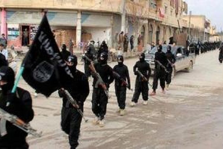 Pasukan ISIS berpawai di Raqqa, Suriah, pada awal bulan ini.