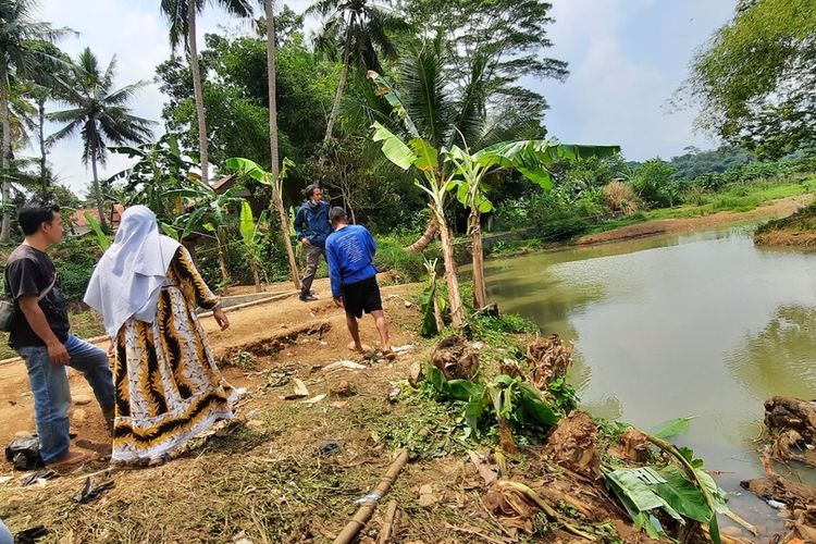 Sungai Cileueur Kampung Leuwi Ili Desa Utama Kecamatan Cijeunjing Kabupaten Ciamis lokasi kejadian 11 siswa MTs Harapan Baru tewas tenggelam terlihat dangkal dan airnya tenang, padahal di dasar muara sungainya terdapat pusaran air, Sabtu (16/10/2021).