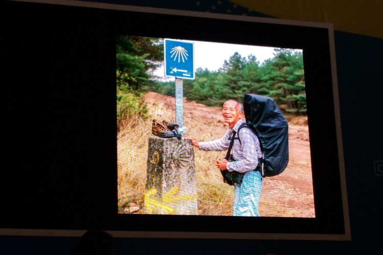 Don Hasman ketika sedang menunjukkan foto dirinya tertawa melihat sepatu yang rusak saat menjelajah alam, Sabtu (12/10/2019). 