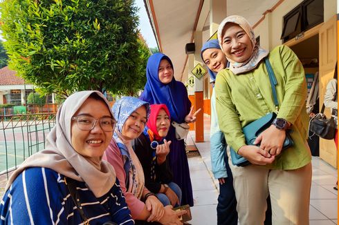 Antusiasnya Orangtua Siapkan Bekal Anak untuk Hari Pertama Masuk Sekolah