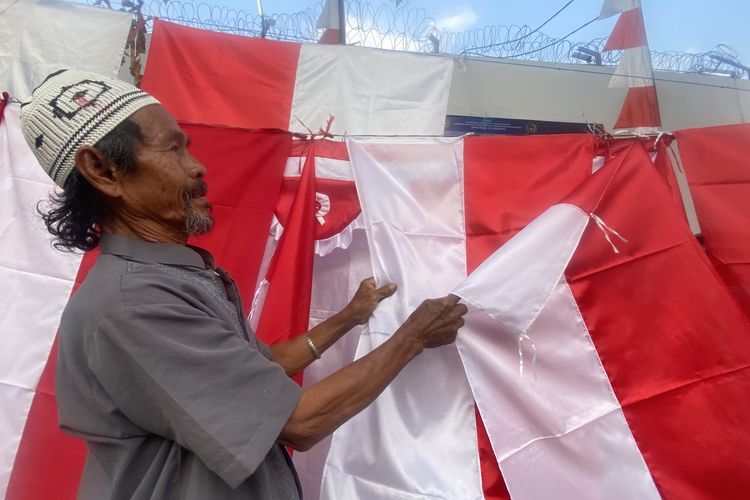 7 Kali Ganti Presiden, Udin Tetap Jualan Bendera Merah Putih demi Sesuap Nasi