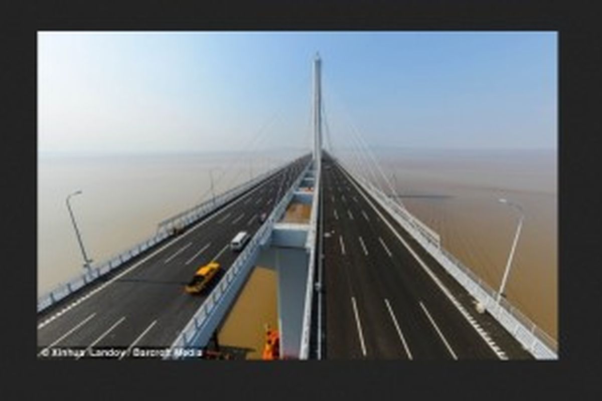 Jiaxing-Shaoxing Sea Bridge, nama jembatan itu, membentang sepanjang 6.2 mil atau 10 kilometer di atas Teluk Hangzhou, di Shaoxing, China. Jembatan ini didukung dengan dua menara kabel setinggi 745 kaki dan memiliki pondasi utama yang meregang selebar 2.560 kaki.