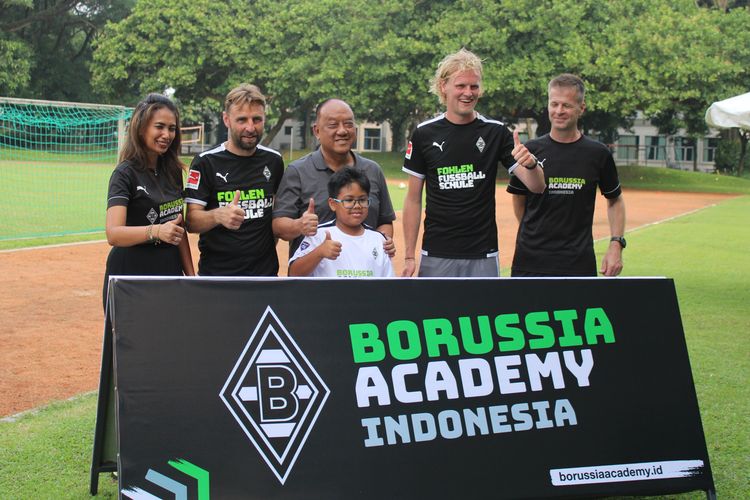 Ketum KONI, Marciano Norman (tengah) dengan Saras Desch (paling kiri) beserta tim kepelatihan Borussia Academy Indonesia saat berfoto bersama dalam acara peluncuran akademi Borussia Academy Indonesia di German School Jakarta, BSD, Tangerang Selatan pada Sabtu (3/6/2023)