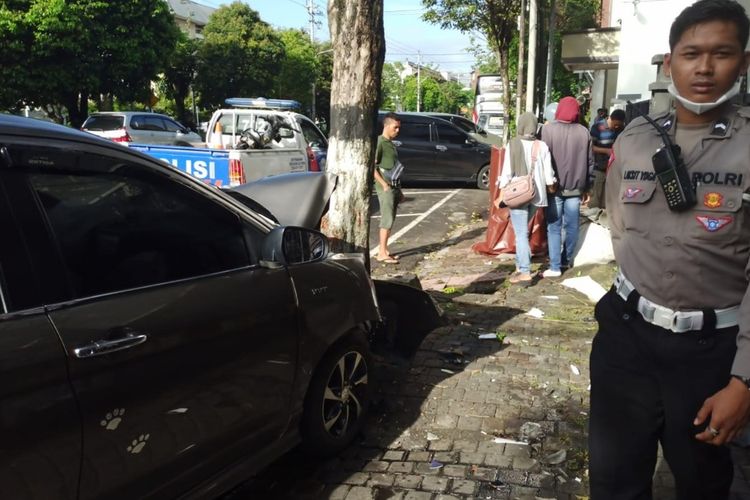 Kondisi mobil setelah menabrak di jalan urip sumoharjo, Jumat (6/1/2023)