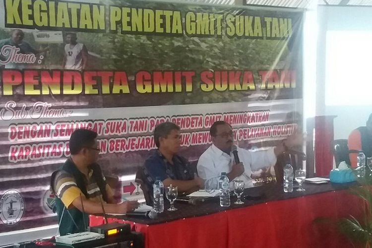  Direktur Jenderal Pembangunan Kawasan Perdesaan Johozua  M Yoltowu (baju putih ketiga dari kiri) bersama sejumlah pendeta sementara memberikan materi kepada puluhan pendeta Gereja Masehi Injili Timor (GMIT) di Nusa Tenggara Timur (NTT), Jumat (28/4/2017)