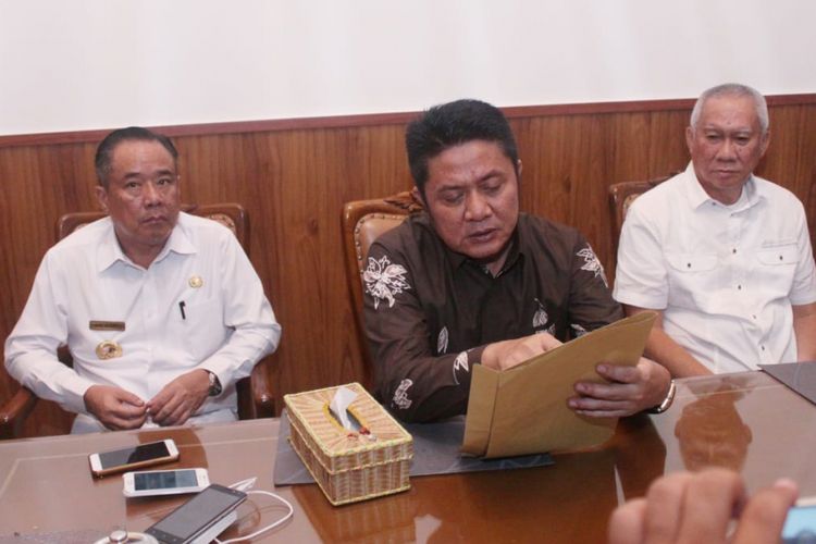 Gubernur Herman Deru saat mengumumkan Asfan Fikri Sanaf sebagai Presiden Sriwijaya FC yang baru di Kabupaten Lahat, Sumatera Selatan, Rabu (20/2/2019).