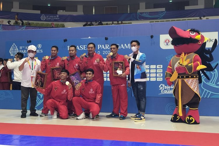 Mendali emas pertama Indonesia ASEAN Para Games 2022, datang dari tim bulu tangkis putra setelah Indonesia menang 3-0 atas Thailand dan berhak meraih medali emas sesuai target. Pertandingan berlangsung di UMS Edutorium, Solo, Jawa Tengah, Minggu (31/7/2022) sore.