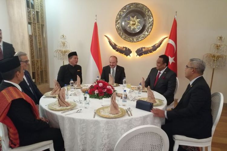 Indonesia's Deputy Speaker Rachmat Gobel (2nd right) sharing light moment with the Turkish industrial and technology minister, Mustafa Varank, during a diplomatic reception at the Indonesian Embassy in Ankara, Turkey, Wednesday, September 14, 2022 local time. 