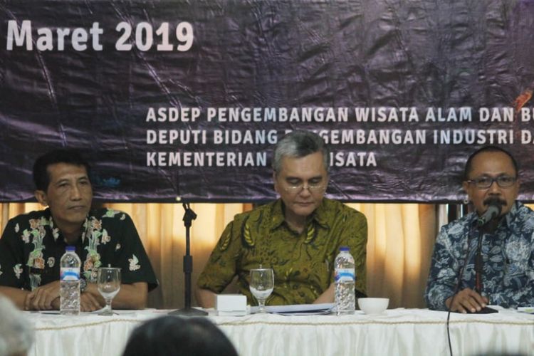 Kepala Dinas Pariwisata Kabupaten Bondowoso Harry Patriantono (tengah) bersama narasumber lain dalam Focus Group Discussion (FGD) Pengembangan Produk Ekowisata Kabupaten Bondowoso, diilangsungkan Palm Hotel Bondowoso, Jawa Timur, Kamis (28/3/2019).