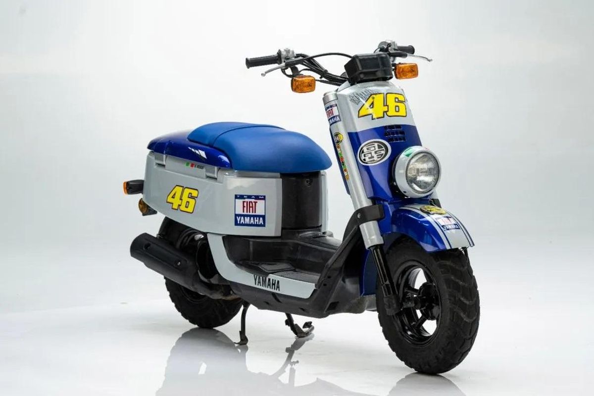 Satu unit skuter paddock yang digunakan oleh Valentino Rossi berhasil terjual 17.000 euro atau sekitar Rp 274 jutaan.