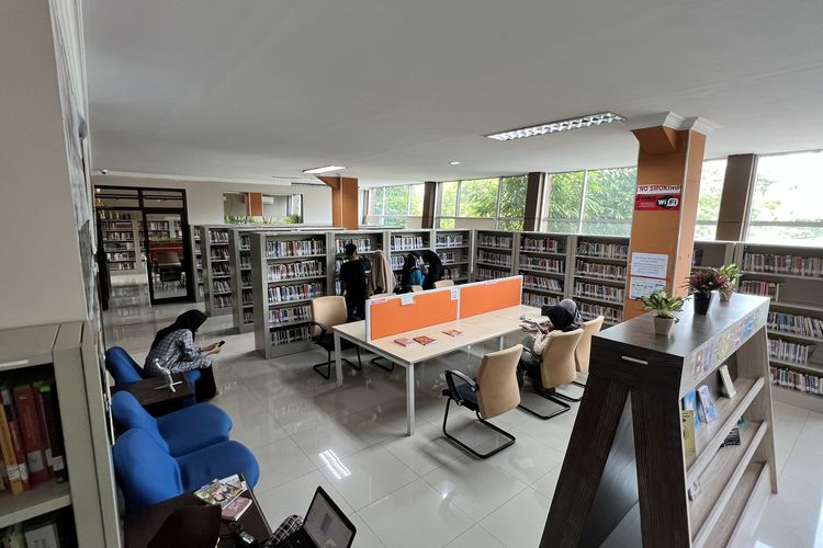 Ruang baca Perpustakaan Saidjah Adinda.