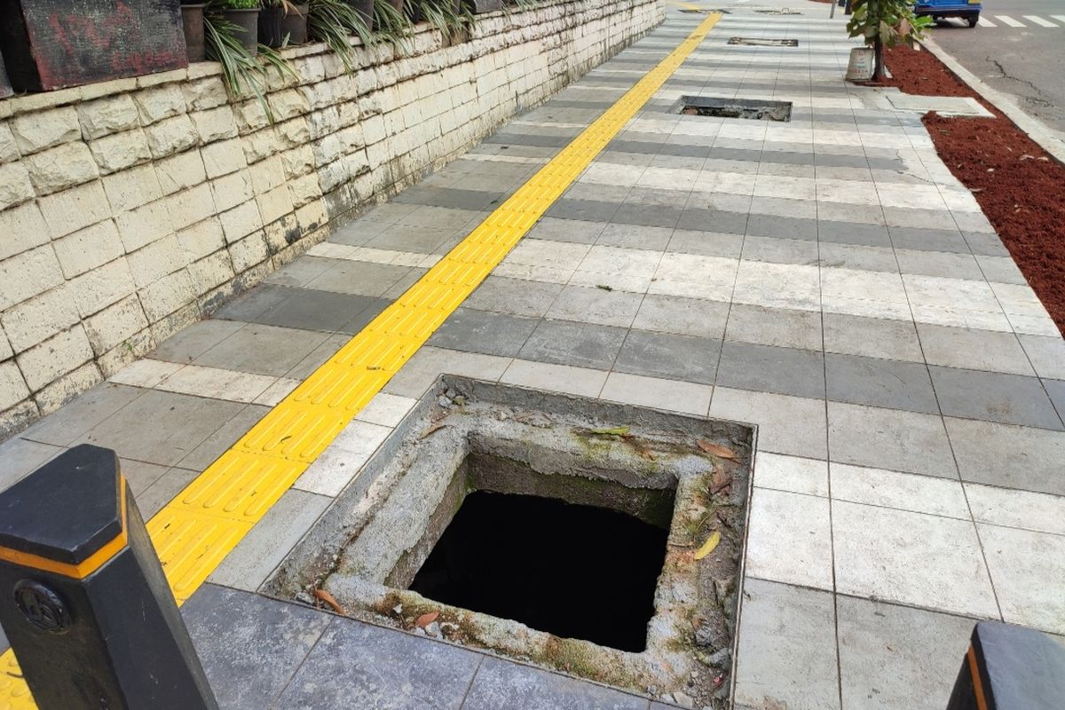 Beberapa saluran air yang berada di trotoar Jalan Adityawarman, Melawai, Kebayoran Baru, Jakarta Selatan, tampak tak tertutup. 