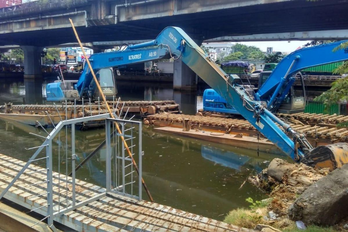 Dua unit alat berat jenis backhoe digunakan untuk mengeruk Kali Ancol, Jakarta Utara, Kamis (27/9/2018).