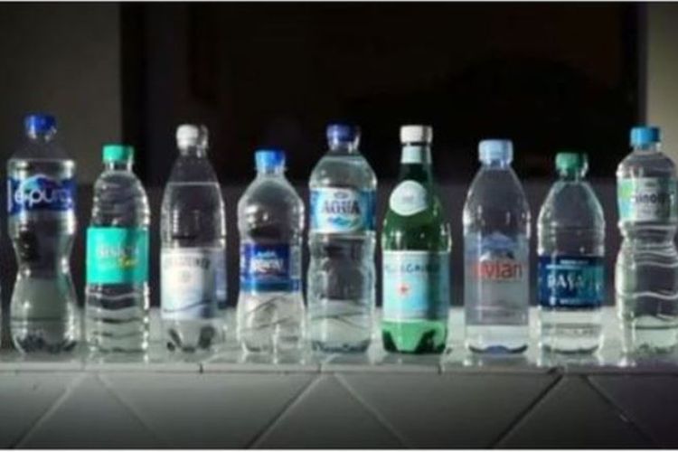 Botol plastik kemasan minuman ini diteliti oleh para ilmuwan dari State University of New York untuk menguji apakah ada kandungan partikel plastiknya.