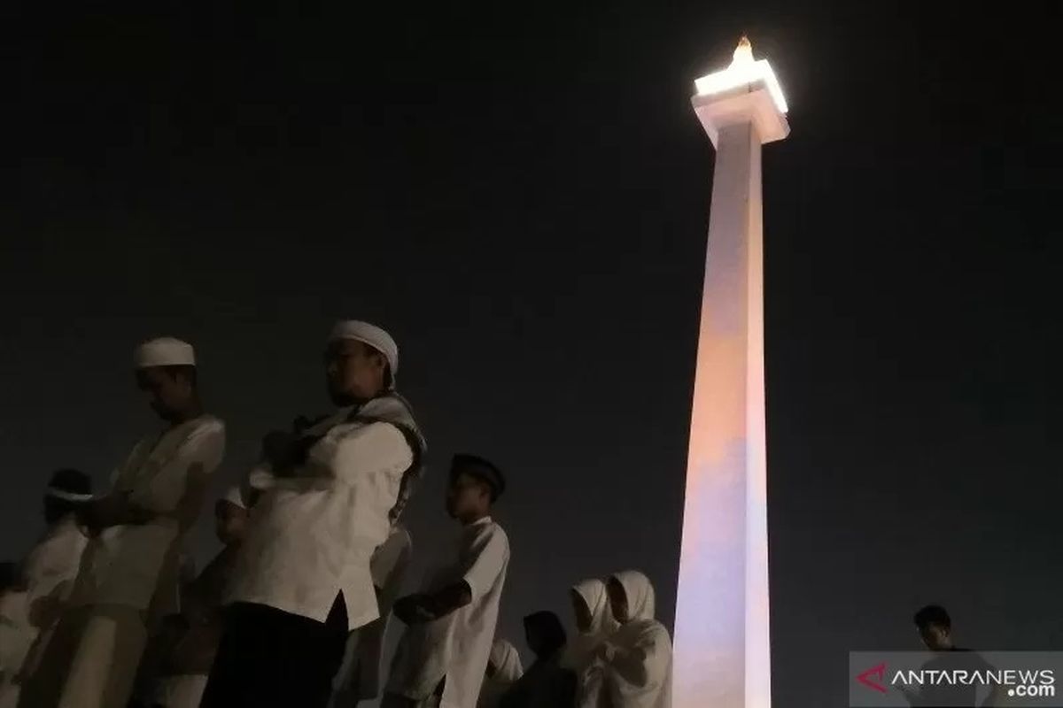 Peserta Reuni 212 shalat tahajud di Lapangan Monas di Jakarta Pusat, Senin dini hari (2/12/2019) 