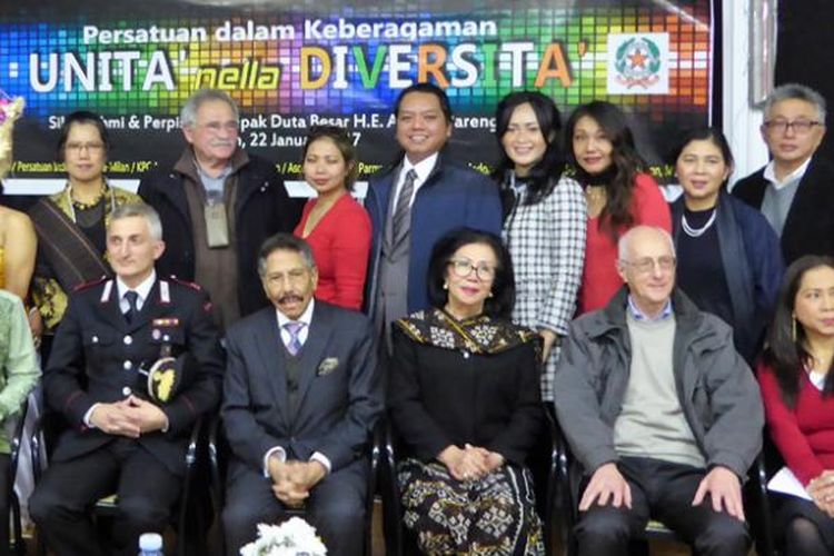 Duta Besar RI untuk Republik Italia, August Parengkuan, bersama sebagian warga Indonesia di Italia utara, Minggu (22/1/2017).  