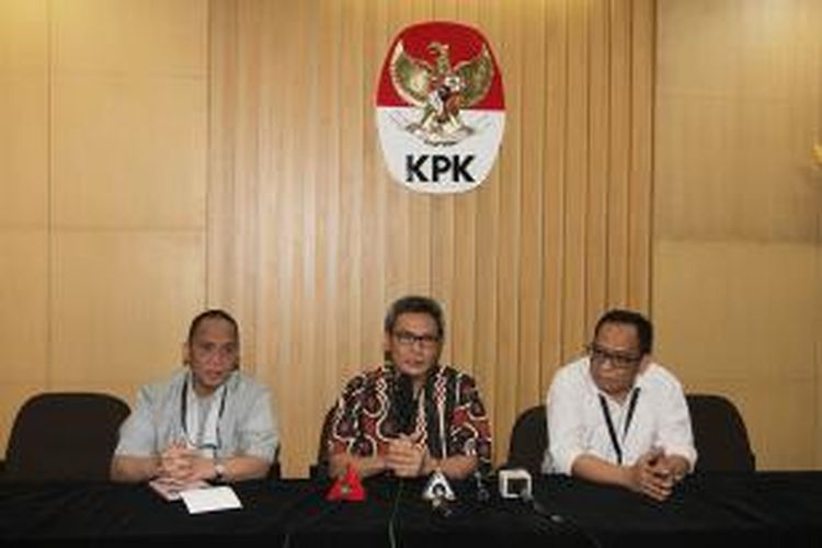 Plt Pimpinan KPK, Indriyanto Seno Adji (kiri) bersama Johan Budi (tengah) dan Deputi Pengawas Internal dan Pengaduan Masyarakat Ari Widiatmoko, menggelar jumpa pers di kantor KPK, Jakarta Selatan, terkait teror terhadap penyidik KPK, Senin (6/7/2015). Rumah seorang penyidik KPK Kompol Apip Julian di Bekasi diteror oleh orang tidak dikenal dengan menaruh benda diduga bom.