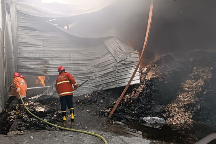 Pabrik kertas di Desa Pandanlandung, Kecamatan Wagir, Kabupaten Malang mengalami kebakaran, Jumat (16/9/2022).