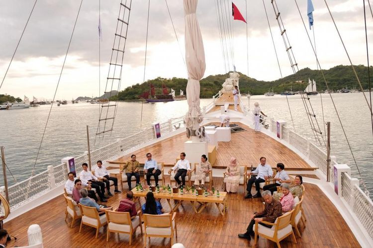 Momen Presiden Joko Widodo bersama para pemimpin ASEAN menikmati panorama sunset di Labuan Bajo.