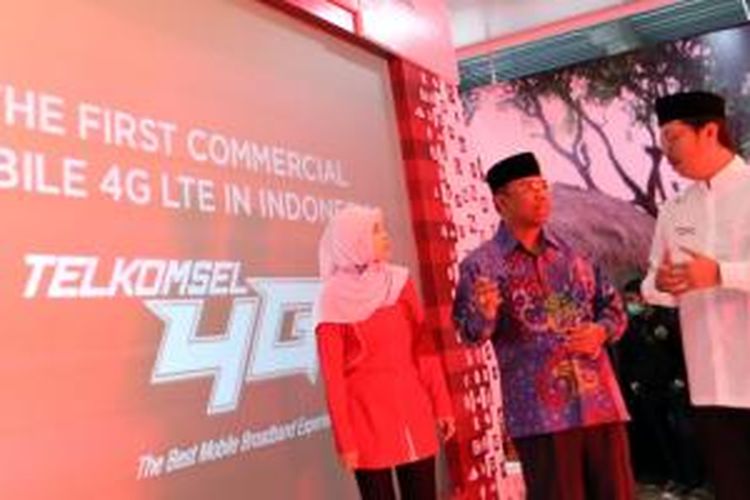 Peresmian 4G LTE Telkomsel di Lombok oleh Wakil Gubernur Nusa Tenggara Barat (NTB) Muhammad Amin (tengah) dan Direktur Sales Telkomsel Mas’ud Khamid (kanan) di Lombok Epicentrum Mall, Mataram, Senin (13/7/2015).