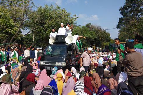 Ricuh, Massa Lempar Batu dan Rusak Pagar Kanwil Kemenkumham NTB