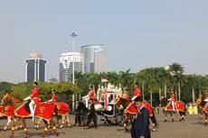 Sambut Kirab Bendera Pusaka Merah Putih, Warga Padati Pagar Pembatas Monas