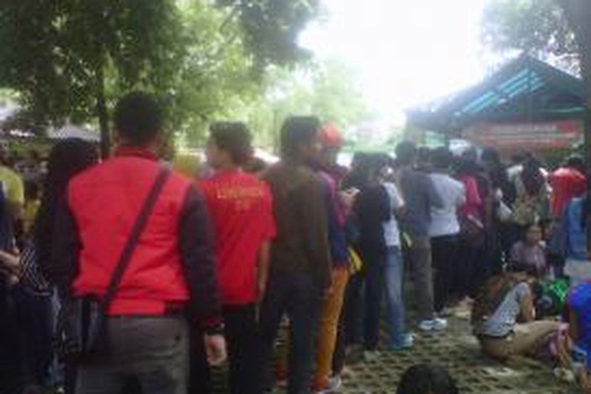 Antrean masyarakat di depan loket penjualan tiket Taman Margasatwa Ragunan, Rabu (25/12/2013).