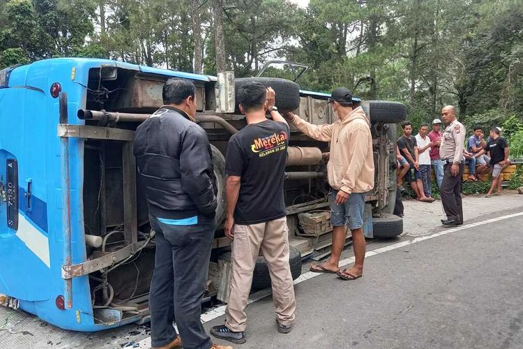 Rem long sebuah kendaraan Isuzu Elf NoPol S-7530-HG yang digunakan oleh rombongan wisatawan dari Kabupaten Bojonegoro, terguling di jalur maut Sarangan Kabupaten Magetan tepatnya di di tikungan Roller Barier Dusun Mojosemi Kelurahan Sarangan Kecamatan Plaosan Kabupaten Magetan.