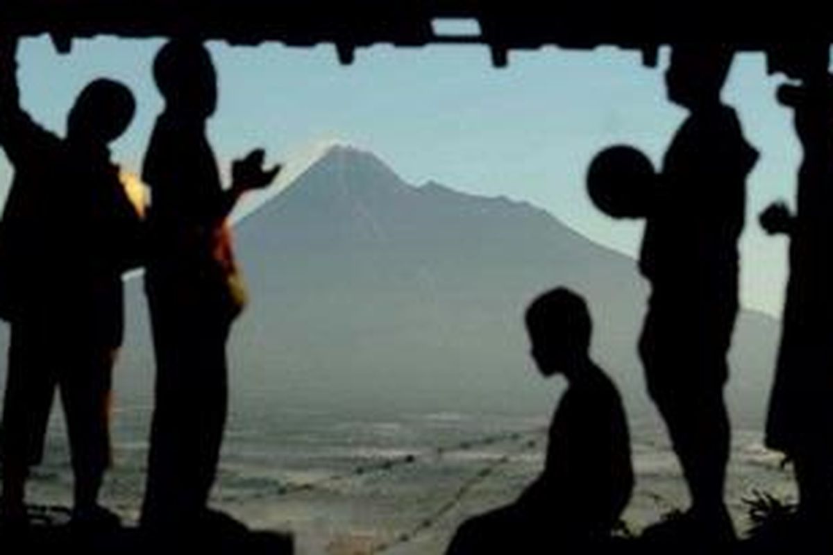 Saat cuaca cerah, Gunung Merapi dapat dilihat dengan jelas dari sejumlah kawasan di DI Yogyakarta, seperti dari Puncak Bukit Bokoharjo, Sleman, Minggu (21/6). Sebagian kalangan menempatkan alam Gunung Merapi dan kehidupan sosial budaya di sekitamya menjadi sebentuk pesona tersendiri untuk dinikmati. 