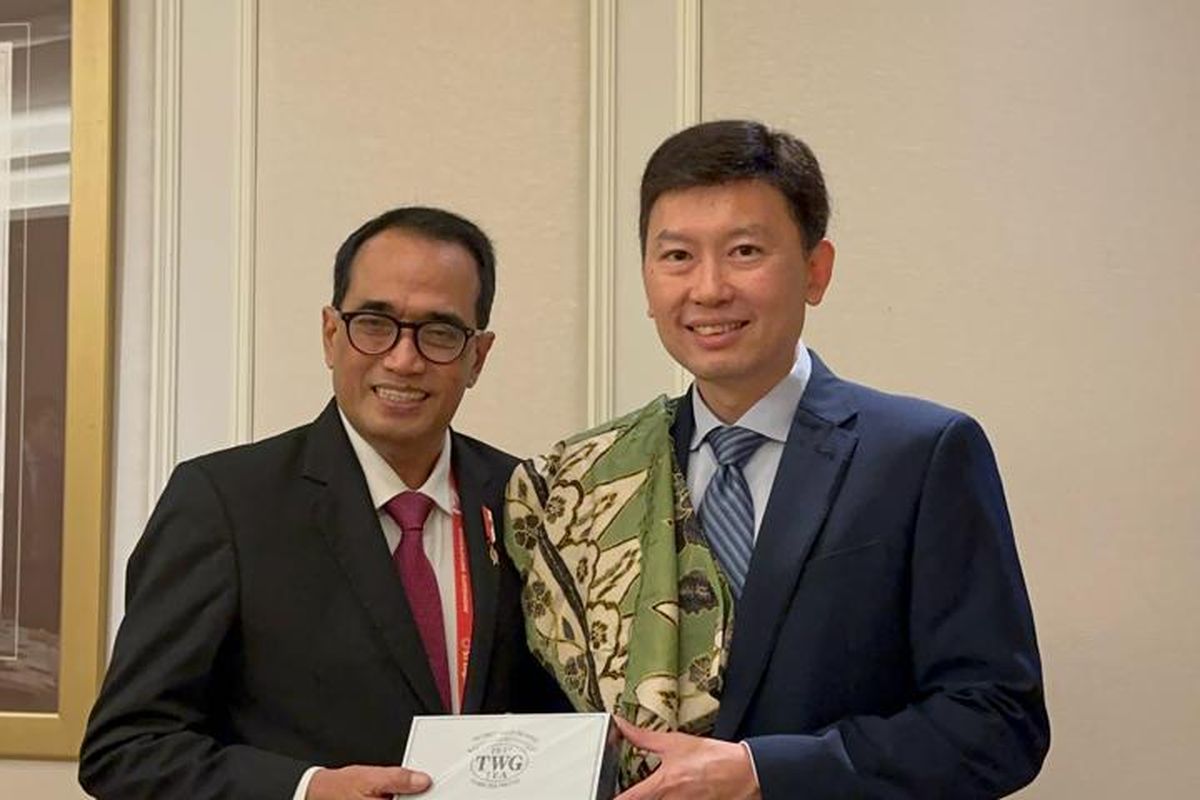 Menteri Perhubungan Budi Karya Sumadi saat bertemu dengan Menteri Transportasi Singapura Chee Hong Tat, Selasa (20/2/2024).