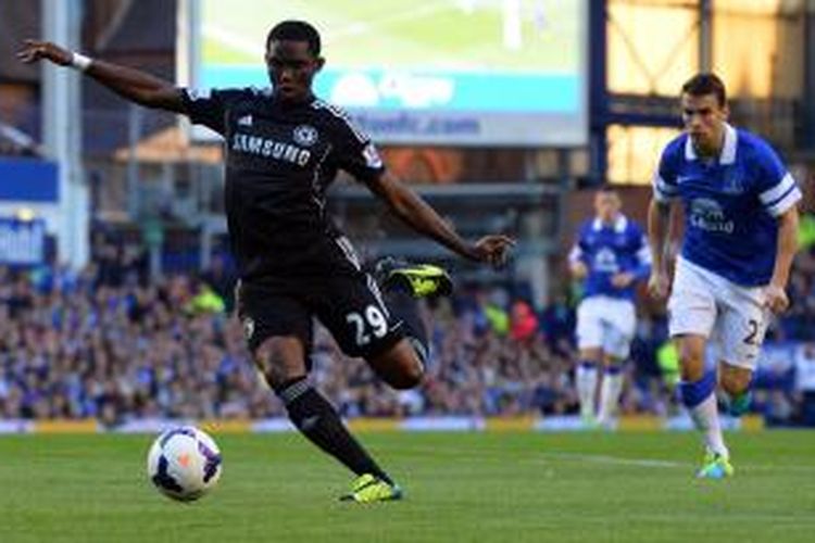 Salah satu aksi penyerang Chelsea Samuel Eto'o (kiri) pada pertandingan Premier League melawan Everton, di Goodison Park, Sabtu (14/9/2013).