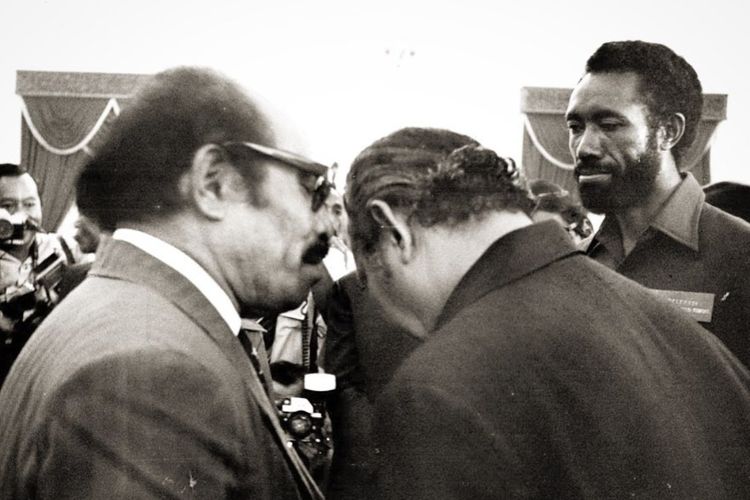 Arnaldo dos Reis Araújo berbisik kepada Presiden Soeharto yang datang ke Istana Negara pada 7 Juni 1976.