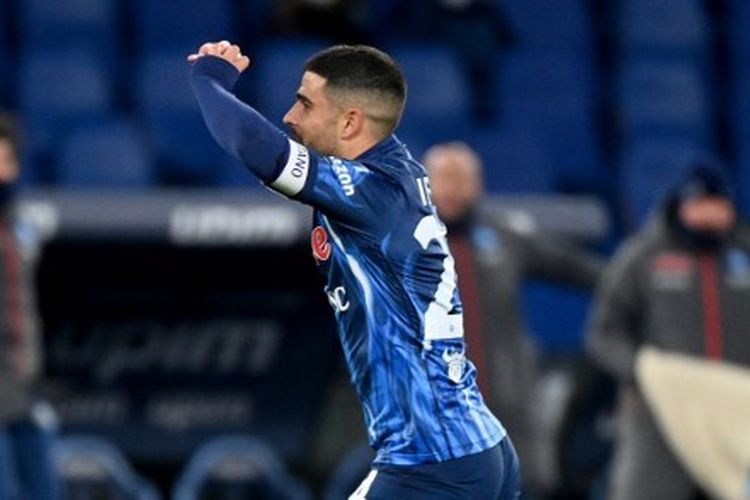 Penyerang Napoli, Lorenzo Insigne, berselebrasi usai mencetak gol ke gawang Lazio pada pekan ke-27 Liga Italia 2021-2022.