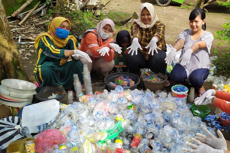 Bank Sampah Saling Peduli Desa Wisata Selasari, Pangandaran, Jawa Barat. 