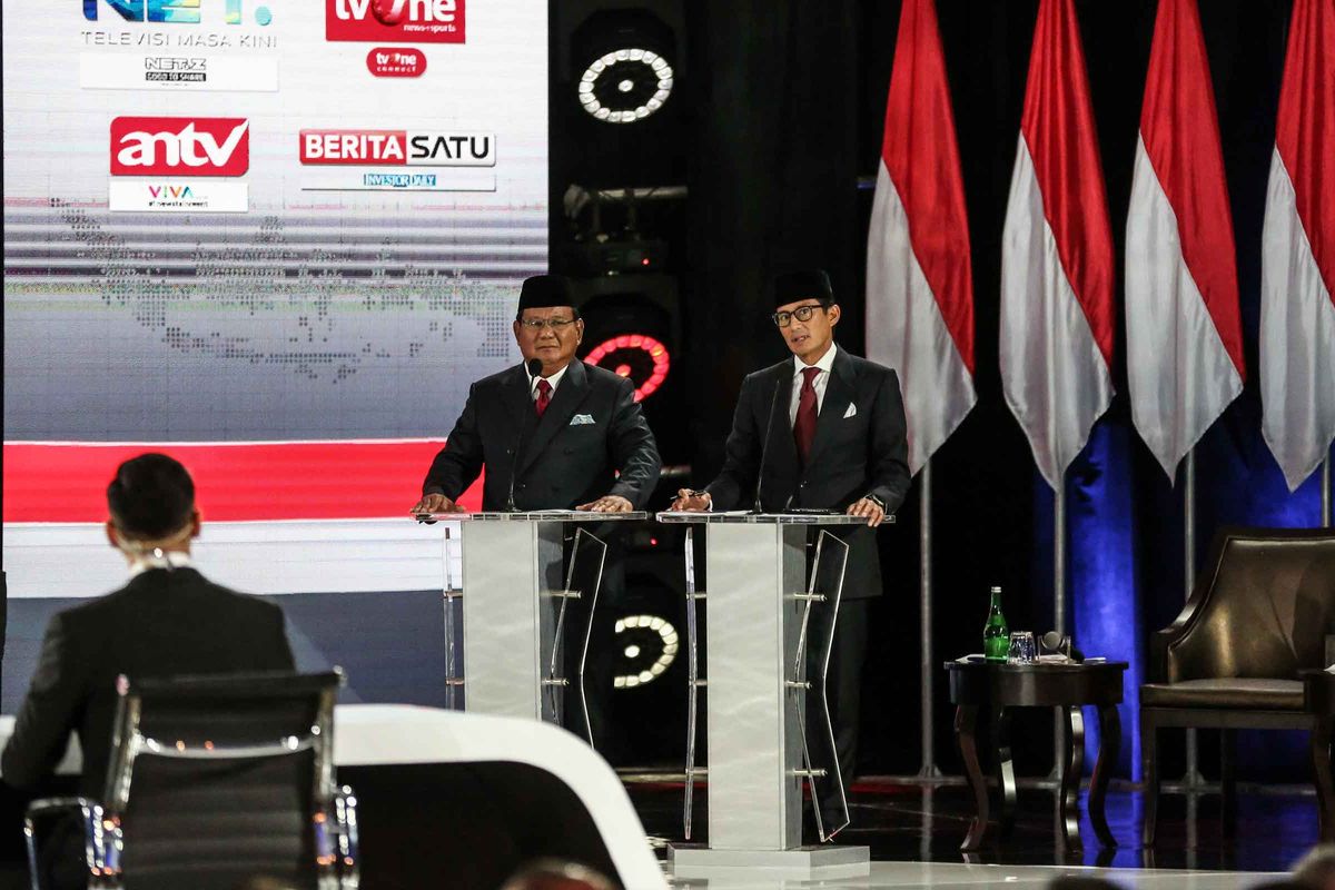 Pasangan nomor urut 02 Prabowo Subianto dan Sandiaga Uno mengikuti debat kelima Pilpres 2019 di Hotel Sultan, Jakarta, Sabtu (13/4/2019). Debat kelima tersebut mengangkat tema Ekonomi dan Kesejahteraan Sosial, Keuangan dan Investasi serta Perdagangan dan Industri.