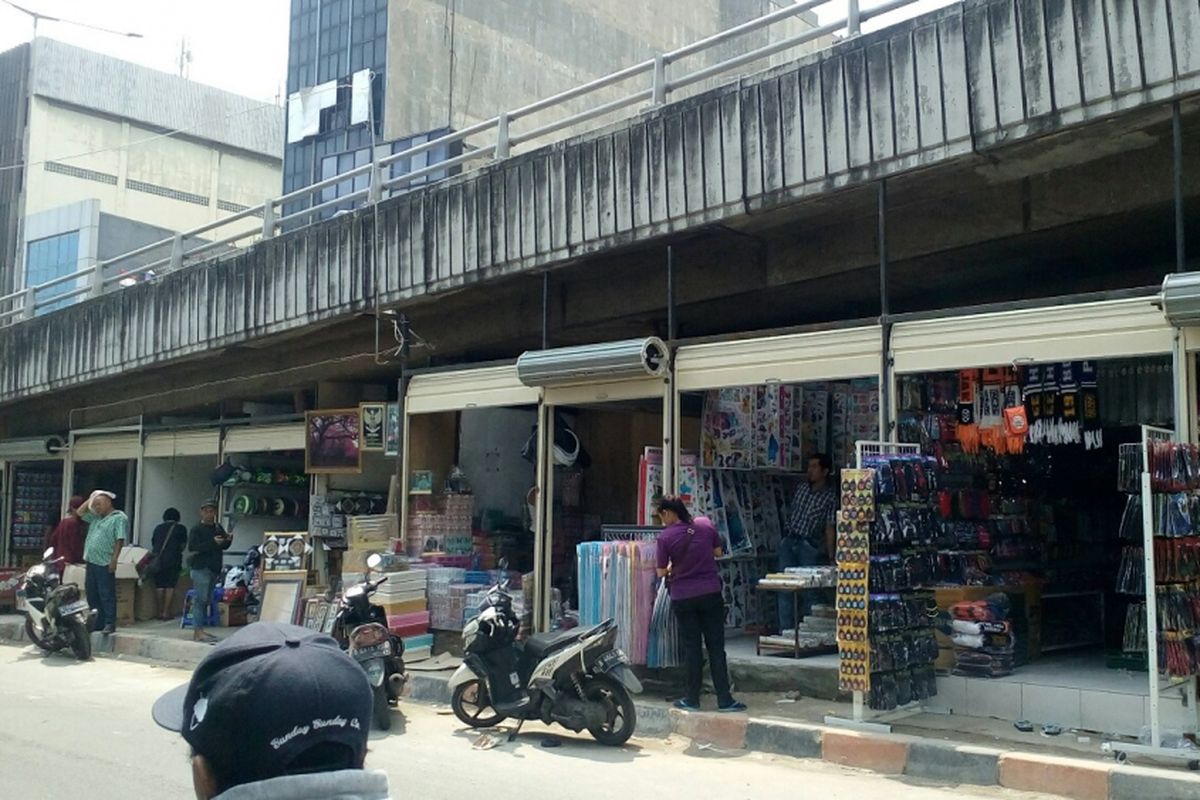 Kios semi permanen dibangun di bawah flyover kawasan pertokoan flyover di Jalan Petak Baru, Pasar Pagi Asemka, Roa Malaka, Tambora, Jakara Barat, Jumat (20/10/2017) pagi.