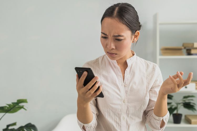 Ghosting dalam pertemanan bisa terjadi, bukan hanya dalam hubungan percintaan. Lantas, apa yang harus dilakukan jika di-ghosting oleh teman?