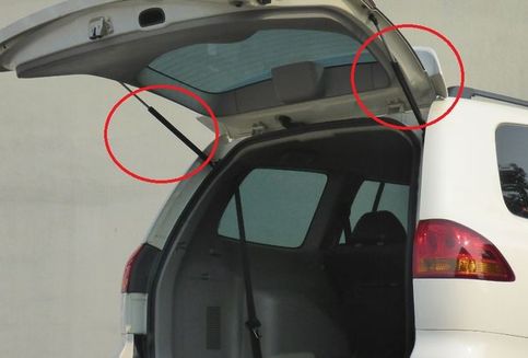 Merawat Komponen Stay Backdoor pada Pintu Belakang Mobil