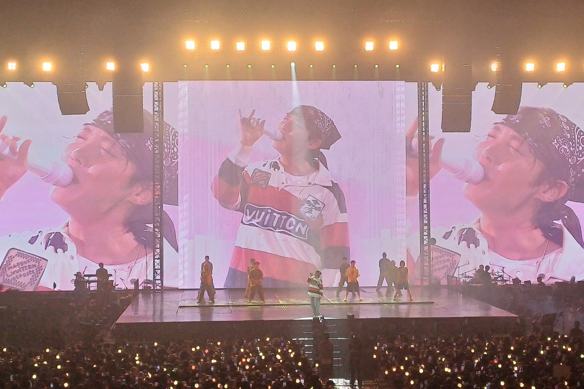 Penyanyi J-Hope BTS saat konser Hope On The Stage di Indonesia Arena, Senayan, Jakarta Pusat, Sabtu (3/5/2025).