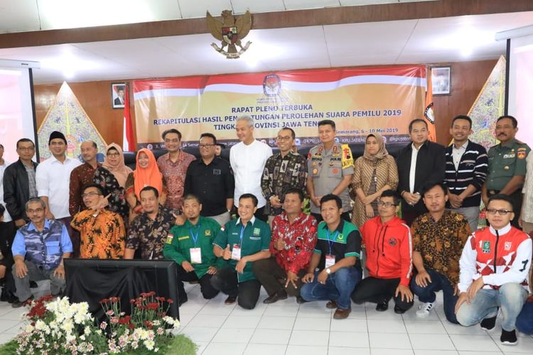 Usai proses usai penetapan rekapitulasi hasil pemilu, para peserta rapat pleno, yang terdiri dari nggota KPU, Bawaslu, Forkompimda Jateng dan para saksi mengikuti deklarasi damai oleh FKUB Jateng, yang dipimpin Ketua MUI Jateng, KH Ahmda Daroji, Minggu (12/5/2019).