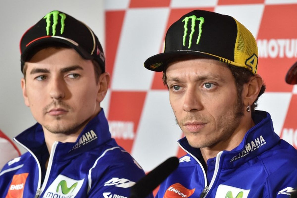 Valentino Rossi diapit oleh Jorge Lorenzo (kiri) dan Marc Marquez (kanan) pada sesi konferensi pers jelang MotoGP Jepang 2015 pada 8 Oktober 2015.