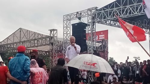 Hujan dan Berlumpur, Ratusan Pelaku Bantengan di Kota Malang Tetap Beraksi Menanti Ganjar