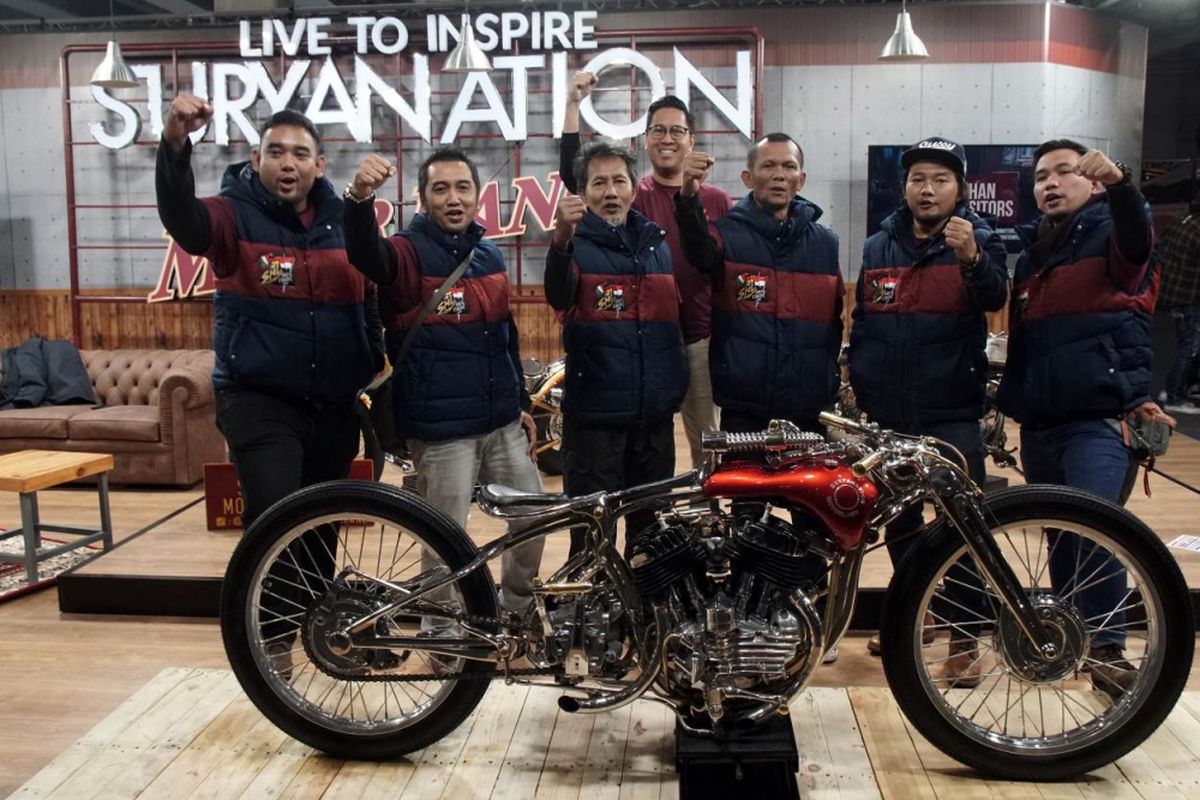 Tim Suryanation Motorland berfoto di depan Iconic Bike Suryanation Motorland 2018 ?Tosan Adji? yang berhasil masuk tiga besar The King of Motor Bike Expo di Verona Italia.