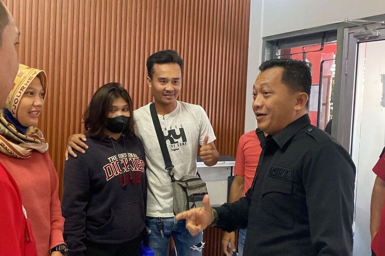 Pelaku penyelundupan narkoba yang menggunakan jaket warna hitam ditangkap petugas Lapas Kedungpane Semarang, Jawa Tengah 